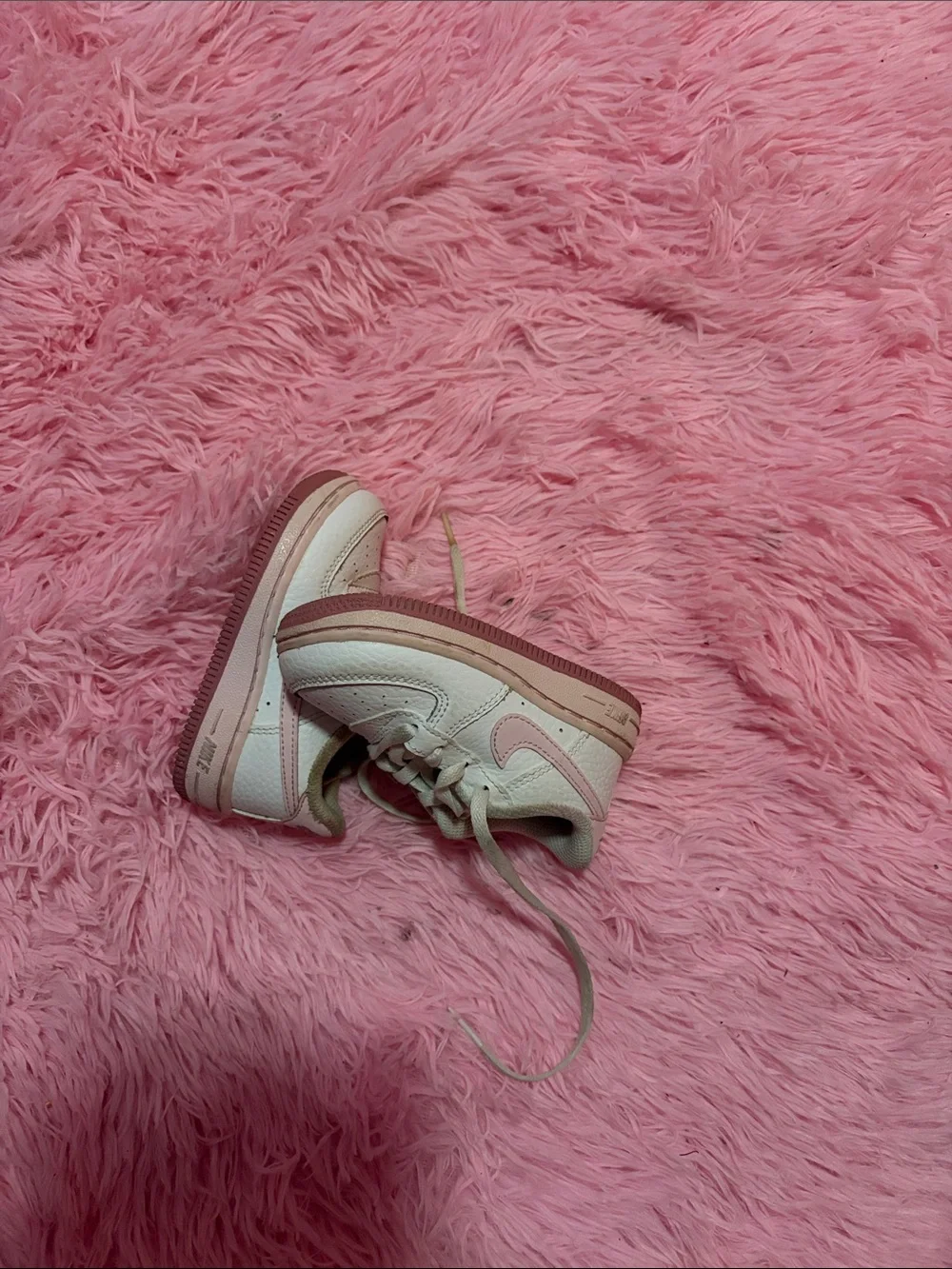 Nike Kids Low-Top Sneakers in Light Pink and Cream